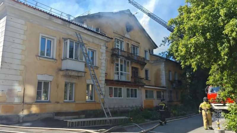 Пожарные спасли четырех человек при пожаре в жилом доме Новосибирске