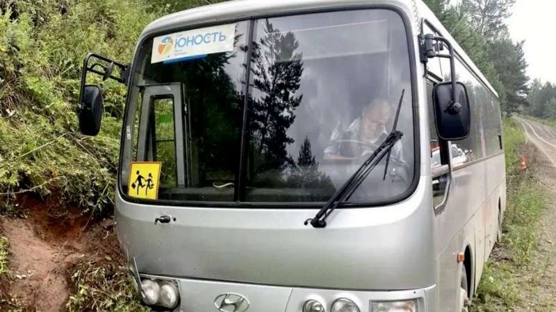 МВД: в Красноярском крае автобус с детьми вылетел в кювет, никто не пострадал