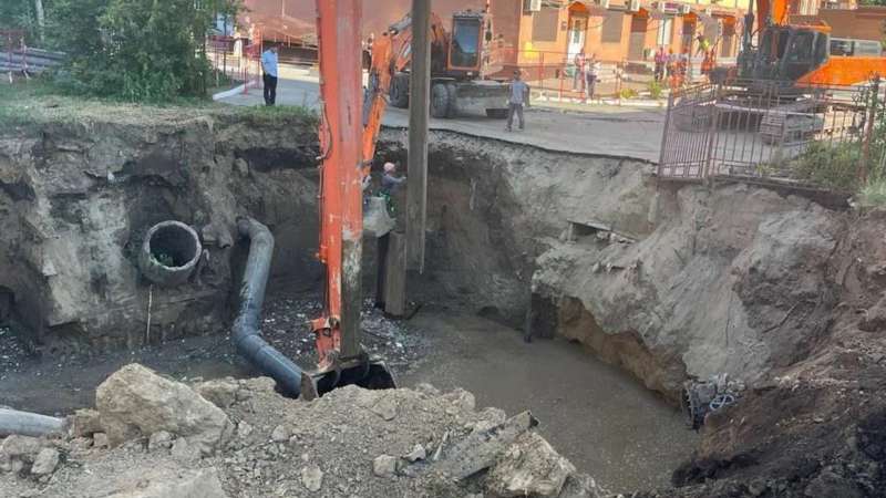 Власти Новосибирска укрепляют стенки котлована после провала грунта