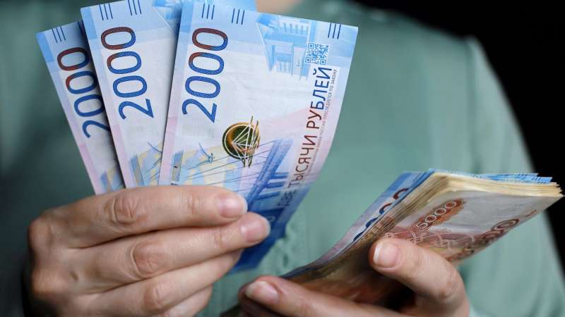 Росстат: средняя зарплата в 28 регионах превысила 100 тысяч рублей