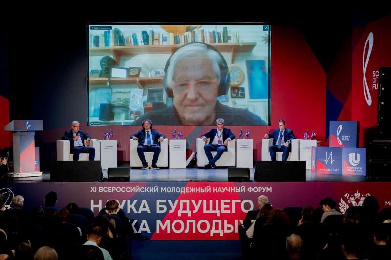 Ведущие ученые мира поспорили, как сохранить людям долголетие