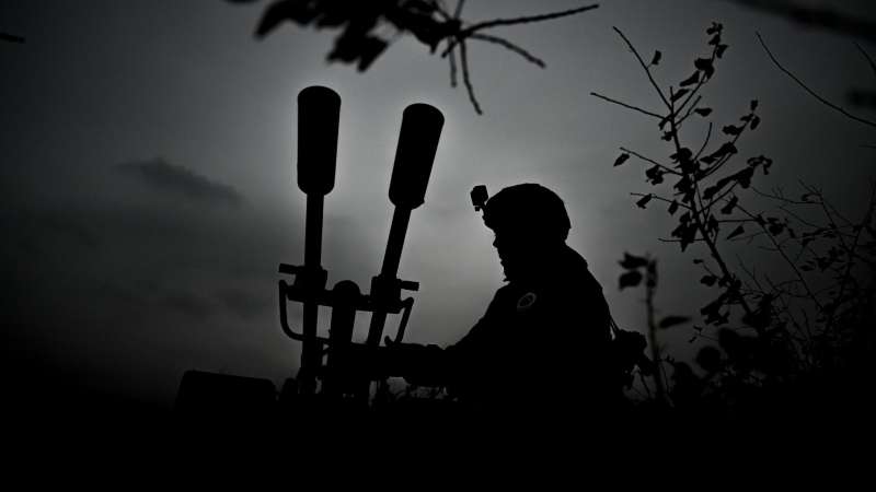 Народный фронт и Минпромторг передали зенитные прожекторы для мобильных групп