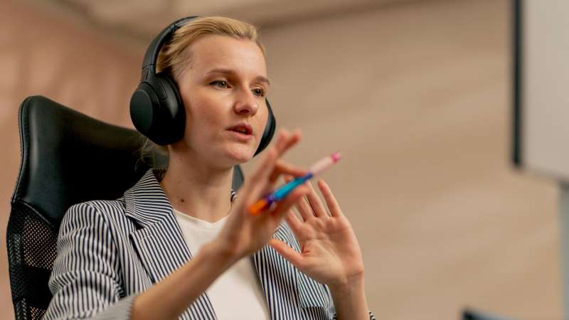Дерматолог Саматова: тяжелые наушники могут вызвать локальное выпадение волос