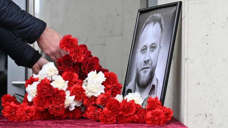 Фото к статье: На здании «России сегодня» открыли мемориальную доску в память об Иване Зуеве На здании «России сегодня» открыли мемориальную доску в память об Иване Зуеве