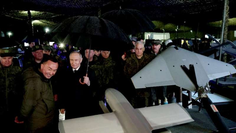 Путин подарил часы участнику выставки образцов вооружения в Челябинской области