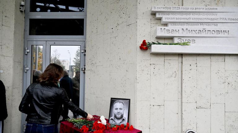 Фото к статье: На здании «России сегодня» открыли мемориальную доску в память об Иване Зуеве На здании «России сегодня» открыли мемориальную доску в память об Иване Зуеве